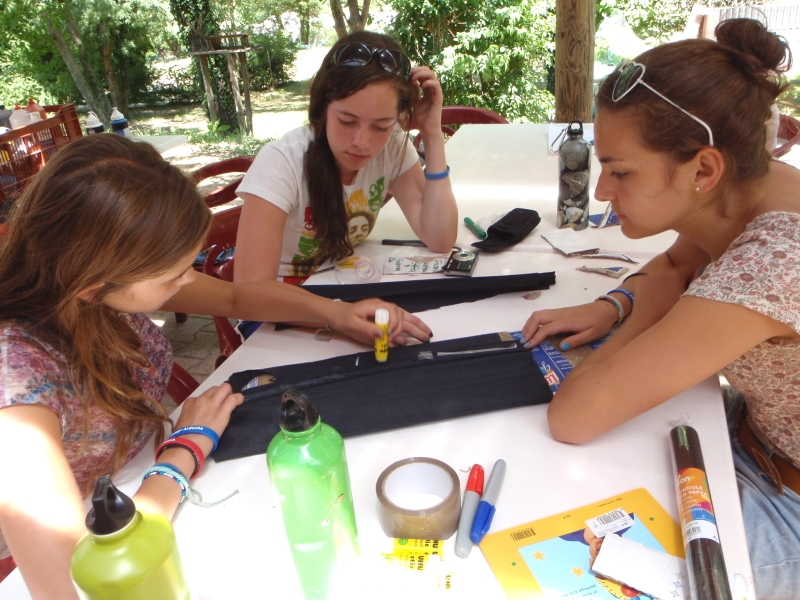 Village Camps International Summer Camp Ard&egrave;che, France 2019-07-26 https://www.villagecamps.com/journals_admin/images/21-6-Getting crafty.jpg